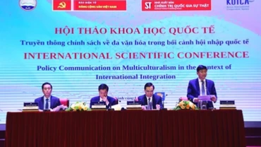 Các đại biểu chủ trì hội thảo.