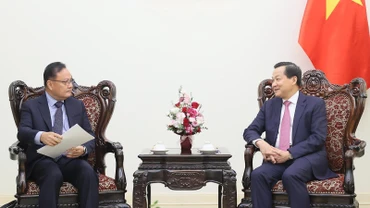 Phó Thủ tướng Lê Minh Khái tiếp Bộ trưởng Tài chính Lào Santiphab Phomvihane.