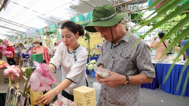 [Ảnh] Nhiều sản phẩm OCOP hấp dẫn tại Lễ hội Sen Hà Nội năm 2024