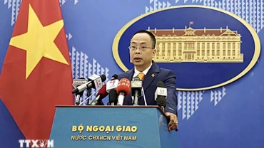 Phó Phát ngôn Bộ Ngoại giao Việt Nam Đoàn Khắc Việt trả lời câu hỏi của các cơ quan báo chí. (Ảnh: TTXVN)