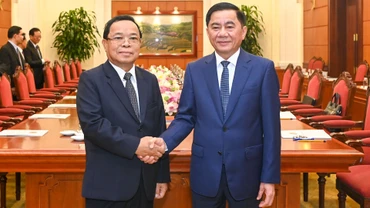 Chủ nhiệm Ủy ban Kiểm tra Trung ương Trần Cẩm Tú và Chủ nhiệm Ban Kiểm tra Trung ương Lào Khamphan Phommathat.