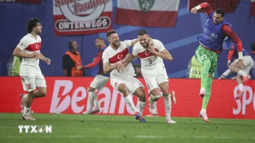 Merih Demiral (số 3) lập cú đúp, đưa Thổ Nhĩ Kỳ vào tứ kết EURO 2024. (Ảnh: AA/TTXVN)
