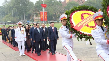 Các đồng chí lãnh đạo, nguyên lãnh đạo Đảng, Nhà nước vào Lăng viếng Chủ tịch Hồ Chí Minh.