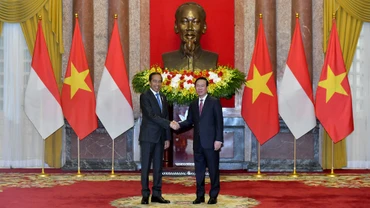 Chủ tịch nước Võ Văn Thưởng và Tổng thống Cộng hòa Indonesia Joko Widodo tại lễ đón.