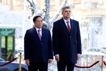 Thủ tướng Phạm Minh Chính và Thủ tướng Romania Ion-Marcel Ciolacu tại lễ đón chính thức. (Ảnh: DƯƠNG GIANG/TTXVN)