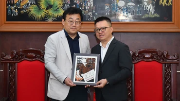 Tổng Biên tập Báo Nhân Dân Lê Quốc Minh trao quà tặng ông Park Jong Hyun, Chủ tịch Hội Nhà báo Hàn Quốc tại buổi tiếp.