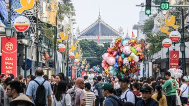 [Ảnh] Phố đi bộ hồ Gươm đông đúc ngày cuối kỳ nghỉ Tết Dương lịch 2024