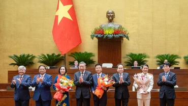 Chủ tịch nước Tô Lâm, Thủ tướng Phạm Minh Chính, Chủ tịch Quốc hội Trần Thanh Mẫn, Thường trực Ban Bí thư Lương Cường và Chủ tịch Ủy ban Trung ương Mặt trận Tổ quốc Việt Nam Đỗ Văn Chiến tặng hoa chúc mừng Phó Thủ tướng Lê Thành Long, Phó Chủ tịch Quốc hội Nguyễn Thị Thanh và Bộ trưởng Công an Lương Tam Quang.