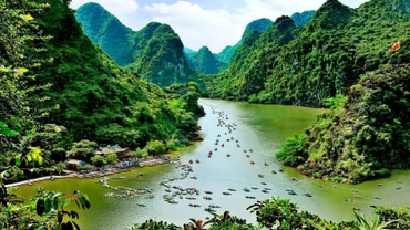 Quần thể danh thắng Tràng An thu hút khách du lịch bởi nhiều cảnh đẹp thiên nhiên hùng vĩ, linh thiêng và các kỷ lục thế giới.