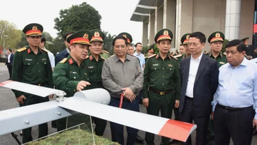 Thủ tướng Phạm Minh Chính thăm các sản phẩm do Viettel nghiên cứu, chế tạo.