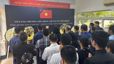 Cộng đồng người Việt Nam tại Tanzania viếng Tổng Bí thư Nguyễn Phú Trọng.