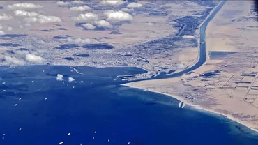 Tàu thuyền chuẩn bị di chuyển qua Kênh đào Suez, Ai Cập. (Ảnh: AFP/TTXVN)