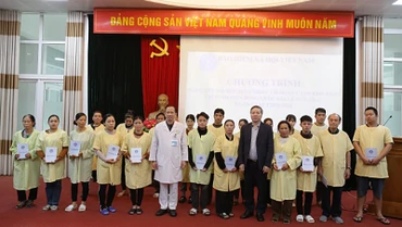 Phó Tổng Giám đốc Nguyễn Đức Hòa tặng quà cho các bệnh nhân có hoàn cảnh khó khăn. Ảnh: VSS