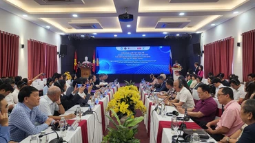 Quang cảnh diễn đàn.