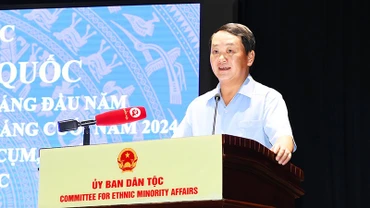 Bộ trưởng, Chủ nhiệm Hầu A Lềnh phát biểu chỉ đạo tại Hội nghị.