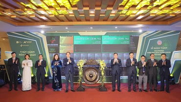 Thứ trưởng Nguyễn Đức Chi thực hiện nghi thức đánh cồng khai trương giao dịch chứng khoán năm 2024.