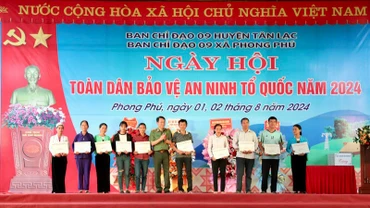 Bộ trưởng Lương Tam Quang (giữa) tặng bằng khen cho các tập thể, cá nhân có thành tích xuất sắc trong công tác bảo vệ an ninh Tổ quốc.