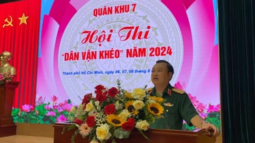 Thiếu tướng Trần Vinh Ngọc, Ủy viên Thường vụ Đảng ủy Quân khu, Phó Chính ủy Quân khu phát biểu tại bế mạc Hội thi.