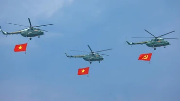 Phần trình diễn của trực thăng mang cờ Đảng, cờ Tổ quốc tại Lễ kỷ niệm 70 năm Chiến thắng Điện Biên Phủ. (Ảnh: TTXVN)