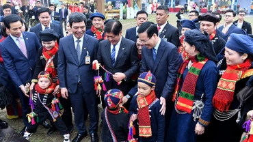 Chủ tịch nước Võ Văn Thưởng và Tổng thống Philippines Ferdinand Marcos Jr. tham quan không gian Tết Việt 2024 tại Hoàng thành Thăng Long (Hà Nội).