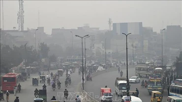 Khói mù ô nhiễm bao phủ dày đặc tại Lahore, Pakistan. (Ảnh: AFP/TTXVN)