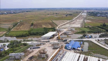Xây dựng cầu vượt QL 21 tại Km0+00 thuộc Dự án xây dựng tuyến đường bộ mới Nam Định-Lạc Quần-đường bộ ven biển. (Ảnh minh họa: TTXVN)