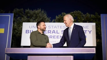 Tổng thống Mỹ Joe Biden và người đồng cấp Ukraine Volodymyr Zelensky ký thỏa thuận an ninh. (Nguồn: Getty/TTXVN)