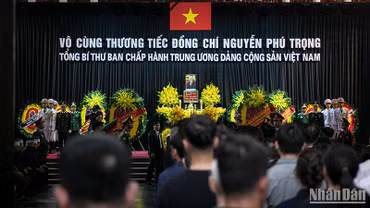 [Ảnh] Người dân xúc động khi vào viếng Tổng Bí thư Nguyễn Phú Trọng