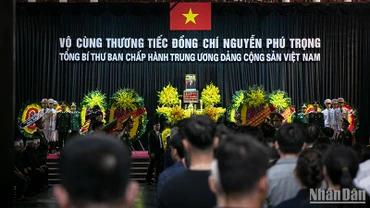 [Ảnh] Người dân xúc động khi vào viếng Tổng Bí thư Nguyễn Phú Trọng