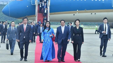 Thủ tướng Phạm Minh Chính và Phu nhân cùng Đoàn đại biểu cấp cao Việt Nam tới sân bay quân sự Seongnam (Seoul).