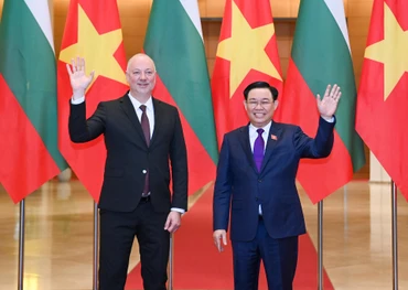 Chủ tịch Quốc hội Vương Đình Huệ và Chủ tịch Quốc hội nước Cộng hòa Bulgaria Rossen Dimitrov Jeliazkov tại lễ đón. 