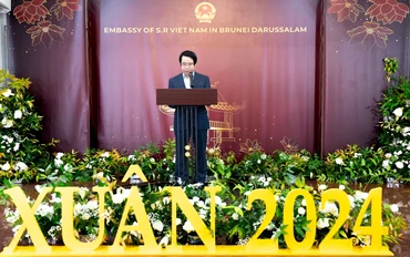 Đại sứ Trần Anh Vũ đọc diễn văn khai mạc sự kiện Xuân Quê hương 2024. 