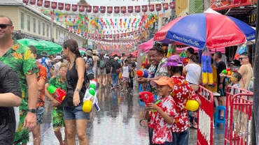 Người dân và du khách tham gia hoạt động té nước trong Tết Songkran ở Bangkok, Thái Lan. (Ảnh: TUẤN ANH)