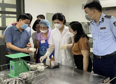Cơ quan chức năng kiểm tra an toàn thực phẩm. Ảnh: Cổng Thông tin Bộ Y tế 
