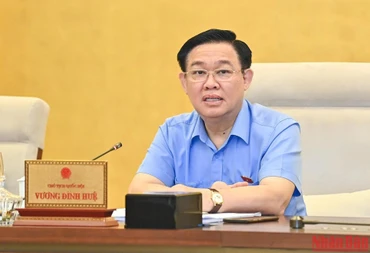 Chủ tịch Quốc hội Vương Đình Huệ phát biểu ý kiến tại phiên họp.