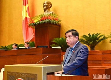 Bộ trưởng Kế hoạch và Đầu tư Nguyễn Chí Dũng trình bày dự thảo Nghị quyết tại phiên họp sáng 26/5. (Ảnh: DUY LINH)