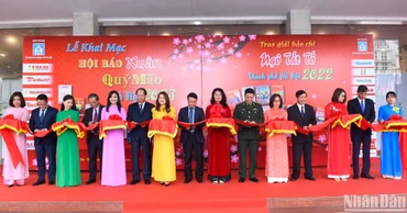 Các đại biểu cắt băng khai mạc Hội báo Xuân Quý Mão - Hà Nội năm 2023. (Ảnh: THÀNH ĐẠT)