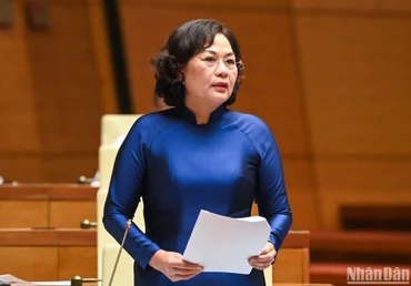 Thống đốc Ngân hàng Nhà nước Nguyễn Thị Hồng giải trình, làm rõ các vấn đề đại biểu Quốc hội nêu trong phiên chất vấn sáng 6/11. (Ảnh: DUY LINH)