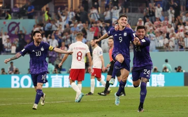 Lionel Messi và đồng đội ăn mừng bàn thắng thứ 2 trong trận đấu với Ba Lan. (Ảnh: Reuters)