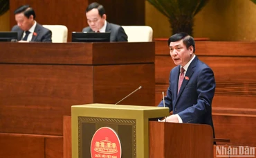 Tổng Thư ký Quốc hội, Chủ nhiệm Văn phòng Quốc hội Bùi Văn Cường trình bày báo cáo đánh giá kết quả hoạt động giám sát của Quốc hội năm 2023 và triển khai chương trình giám sát năm 2024. (Ảnh: DUY LINH)