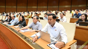 Đại biểu Quốc hội bấm nút thông qua Nghị quyết của Quốc hội về điều chỉnh, bổ sung dự toán ngân sách Nhà nước năm 2025. (Ảnh: THỦY NGUYÊN)