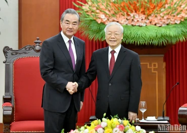 Tổng Bí thư Nguyễn Phú Trọng và đồng chí Vương Nghị, Ủy viên Bộ Chính trị, Chủ nhiệm Văn phòng Ủy ban công tác Đối ngoại Trung ương Đảng Cộng sản Trung Quốc, Bộ trưởng Ngoại giao Trung Quốc.
