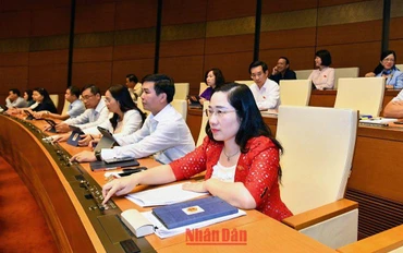 Các đại biểu Quốc hội biểu quyết thông qua Nghị quyết về dự toán ngân sách nhà nước năm 2023 trong phiên họp chiều 11/11. (Ảnh: THỦY NGUYÊN)