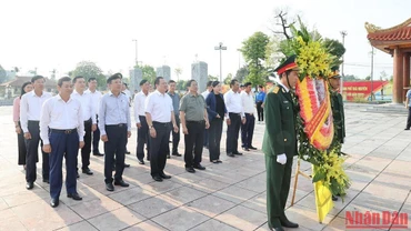 Thủ tướng dâng hương, hoa tưởng niệm 60 liệt sĩ thanh niên xung phong Đại đội 915 