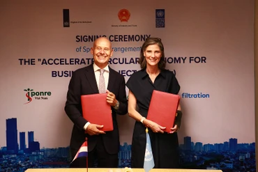 Đại sứ Vương quốc Hà Lan tại Việt Nam Kees van Baar và Trưởng đại diện thường trú UNDP tại Việt Nam Ramla Khalidi tại Lễ ký kết. 