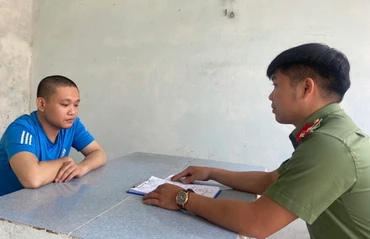 Đối tượng Trần Văn Miên tại cơ quan điều tra. (Ảnh: Công an cung cấp)