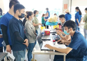 Tiêm vaccine phòng Covid-19 mũi 4 cho người dân, công nhân lao động tại Bình Dương.