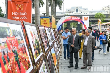 Công chúng báo chí tham quan triển lãm tại Hội Báo toàn quốc 2023. (Ảnh: THÀNH ĐẠT)