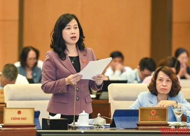 Quyền Bộ trưởng Y tế Đào Hồng Lan trình bày Báo cáo của Chính phủ tại Phiên họp thứ 16 của Ủy ban Thường vụ Quốc hội chiều 10/10.