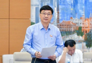 Chủ nhiệm Ủy ban Kinh tế của Quốc hội Vũ Hồng Thanh trình bày báo cáo giải trình, tiếp thu, chỉnh lý dự án Luật Kinh doanh bất động sản (sửa đổi). (Ảnh: DUY LINH)